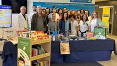 Entrega de marcap&aacute;ginas de Art Espida a los pacientes del hospital de Ourense con motivo del D&iacute;a del Libro