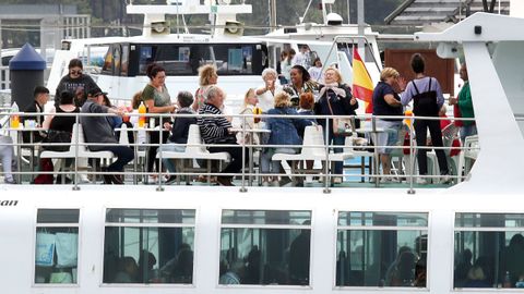 Turistas en un catamar�n en O Grove.