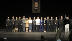 Galardones a agentes y entidades sociales: Diez policas, uno del Tercio y una funcionaria, fueron condecorados; al igual que doce agentes jubilados, Critas y la viuda de un fallecido. Todos posaron con el comisario jefe, la delegada de la Xunta, la alcaldesa de Narn, el teniente de alcalde de Ferrol y el fiscal jefe, entre otros cargos. 