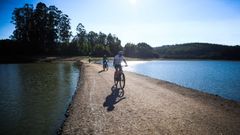 Varios ciclistas circulaban ayer por el viejo puente que un�a Vilaboa (al fondo) con Loira, por encima del r�o Forcadas, y que ahora est� a la vista