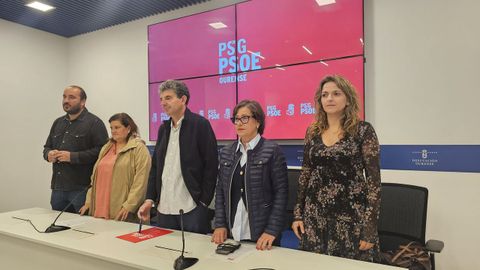 lvaro Vila (en el centro), en la rueda de prensa que comparti con otros diputados del grupo socialista.