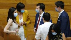 Ana Pont�n y Gonzalo caballero, en el centro de la imagen, charlando el d�a de la constituci�n del Parlamento de Galicia, en agosto pasado.