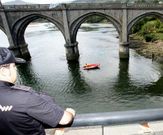 Amplio despliegue para sacar del r�o a un hombre en Viveiro.