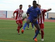 El nuevo delantero del Club Lemos, Ibrahima Ndiaye, en un partido de la primera andaluza con el Milenaria