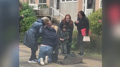 La mujer tuvo que ser auxiliada por varios testigos