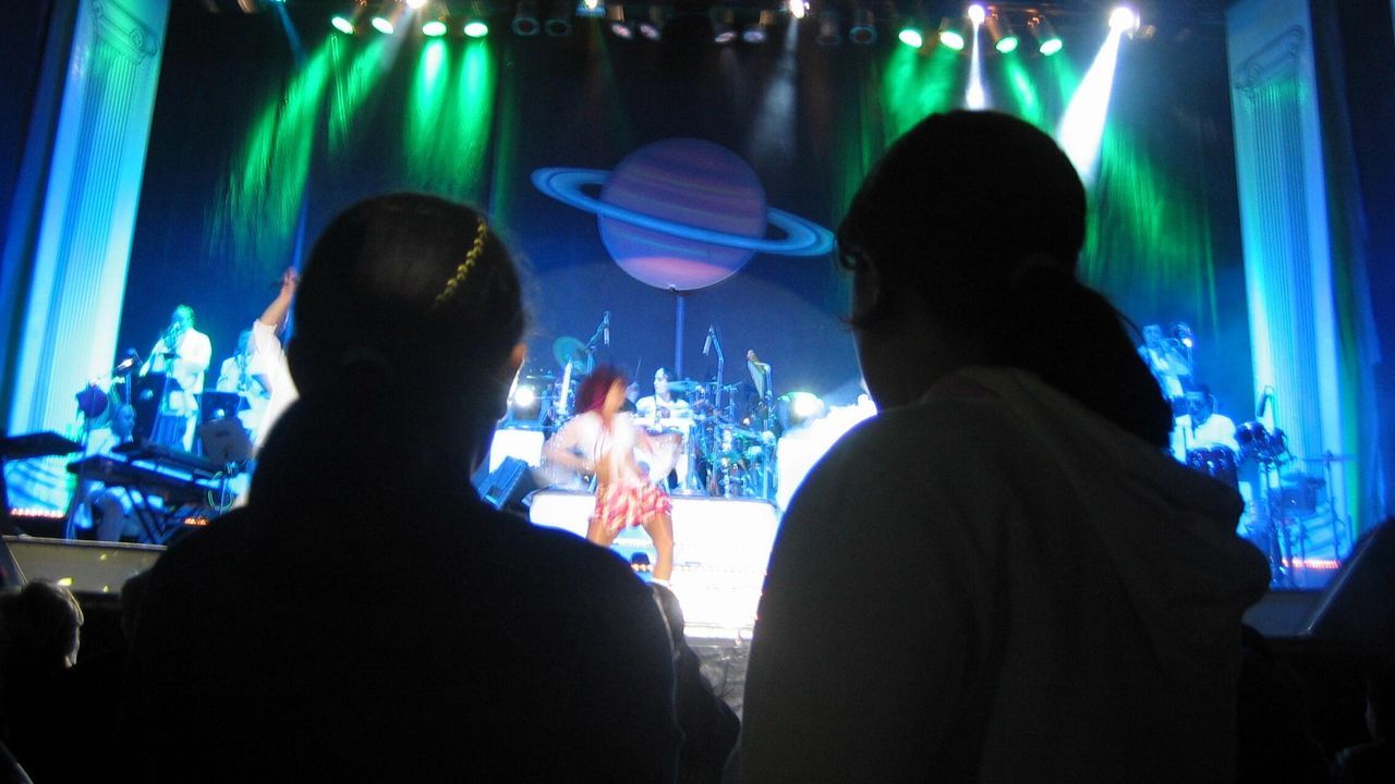 Promociones Vázquez organiza una fiesta en Alfoz con Lume y Los Satélites y comida popular en una carpa con calefacción