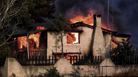 Una de las casas consumidas por el fuego en Kineta