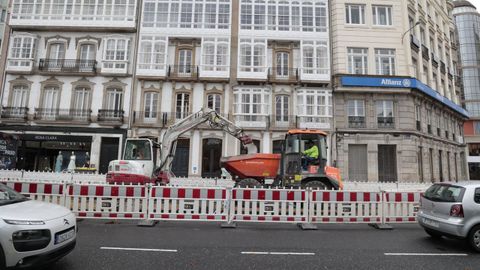 Operarios trabajando en la �ltima fase de la obra de los Cantones