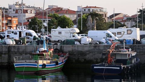 Dos autocaravanas estacionadas en la zona portuaria de O Grove.