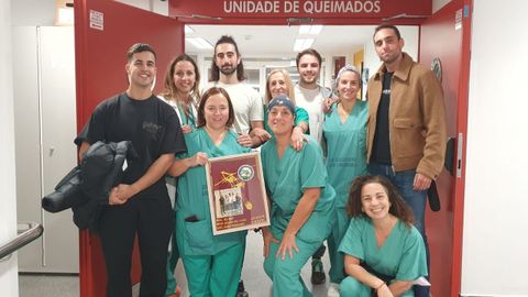 Los brigadistas de Castromaior heridos en el incendio de Barreiros regresaron a la Unidad de Quemados del Chuac para visitar a los sanitarios que los atendieron