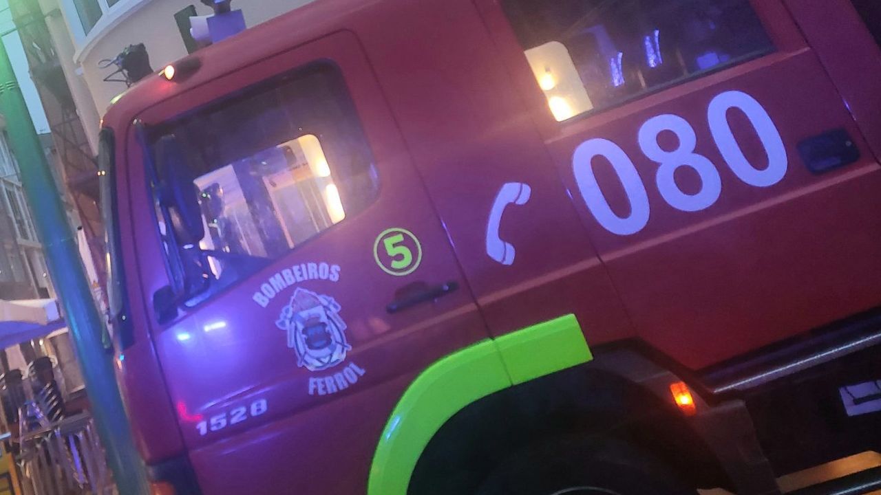 Bomberos de Ferrol, Narón y As Pontes se suman a la lucha contra el fuego