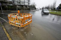 Las aguas fecales inundan la v�a y un paso de peatones. 