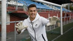 Pamp�n, con unos guantes de su hermano Kike, que fue portero: �Me dijo que ya llevaba m�s partidos en Segunda B bajo palos que �l�
