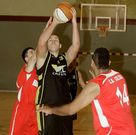 Un viveirense lanza a canasta en el �ltimo derbi mari�ano.
