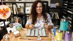 Carlota Cao, ingeniera de Minas que hace acuarelas artesanales veganas, en la tienda taller Art shop Sepia , en Ronda de Don Bosco, 22.