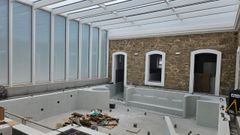 Estancia principal de la sala de ba�os, con una techumbre de cristal.
