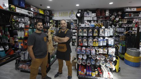 Gabriel Pérez, empleado, y Óscar Saínza, reponsable de la ferretería El Sabio en la calle Ramón Puga