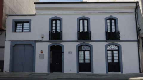 Fachada principal de la vivienda dedicada actualmente a apartamentos