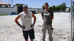 Guillermo y Carlos trabajaban ayer en pleno mediod�a: �Se lleva como se puede�.