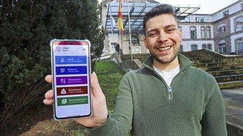 El ingeniero inform�tico Alberto Ruibal Ojea, en el Hospital Provincial de Pontevedra, con la aplicaci�n Asistente Crohn que dise�� en su m�vil