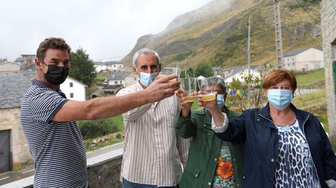 Vecinos de Santa Mara del Puerto (Somiedo) celebran el premio al pueblo ejemplar 2021