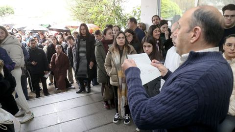 Foto del pasado mes de enero, a la entrada del examen mir celebrado en Santiago