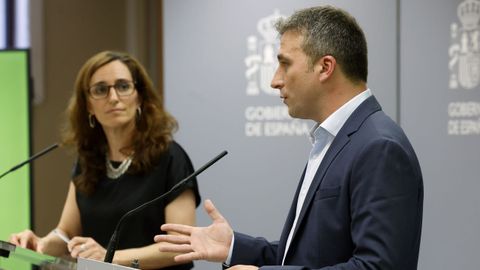 La ministra de Sanidad, Mónica García, junto a Fernando Martín Pérez, presidente de ConELA.