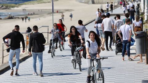 El paseo de Samil (Vigo), esta tarde, plagado de gente haciendo deporte y pasenado
