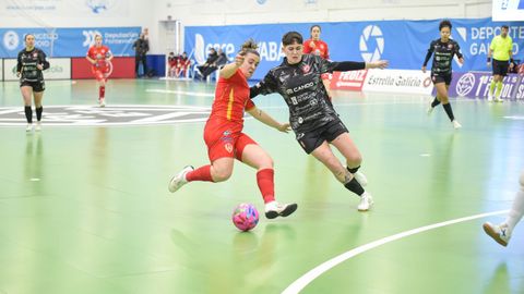 Chuli en disputa de un bal&oacute;n dividido con la jugadora del Castro Ant&iacute;a P&eacute;rez