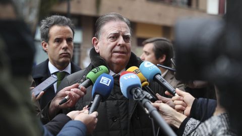 El alcalde de Oviedo, Alfredo Canteli (c), y el primer teniente de alcalde y concejal de Infraestructuras, Nacho Cuesta (i), se dirigen a medios de comunicacin, este martes, al inicio de la obra de la glorieta de la Cruz Roja en Oviedo