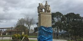 La estatua se coloc� ayer y se inaugurar� el s�bado. 