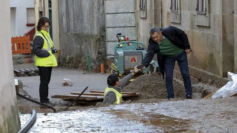 Imagen de archivo de un t�cnico de Patrimonio y una arque�loga municipal revisando una galer�an descubierta durante unas obras en A Coru�a.