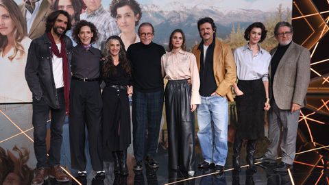 Aitor Luna, Maru Valdivielso, �ngela Molina, Pep Munn�, Amaia Salamanca, Jaime Zatarain, Blanca Romero y Pedro Casablanc posan en el �photocall� de la presentaci�n de la serie.