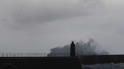 Olas de gran tama�o rompen contra los muros del puerto de Viavelez
