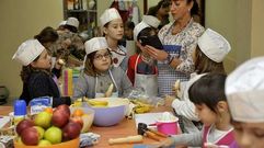 Una veintena de chavales de Silleda aprendieron a preparar desayunos en una actividad del CIM local.