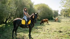 Paula Valencia en una de sus yeguas con las que hace el manejo de las vacas en Calvos de Randn