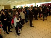 Numerosas personas arroparon a Fernando Y��ez en la presentaci�n de su colecci�n de cuadros y esculturas en el auditorio de Ribeira.