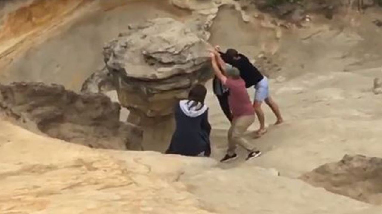 Graba la destrucción de una roca emblemática en Oregón