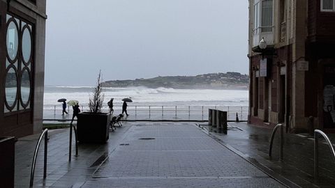Temporal de oleaje en Gij�n, en la playa de San Lorenzo.