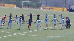 El equipo Infantil celebra el t�tulo de liga tras vencer al Pabell�n en A Madroa.