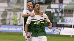 Iv�n Forte, en primer plano, celebra un gol en el a�o 2014 en A Malata.