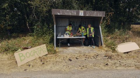 La marquesina habilitada para avituallamiento de las personas que están luchando contra el fuego en Maceda
