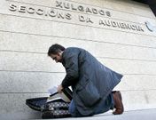 El jefe de Las 5 Jotas, Jos� Manuel Costas, entreg� una maleta con papeles a la jueza en el 2013. 