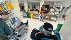 Gustavo Almeida, cantante brasileño afincado en Pontevedra, participó en la iniciativa «Música en Vena» en hospitales de día del Provincial