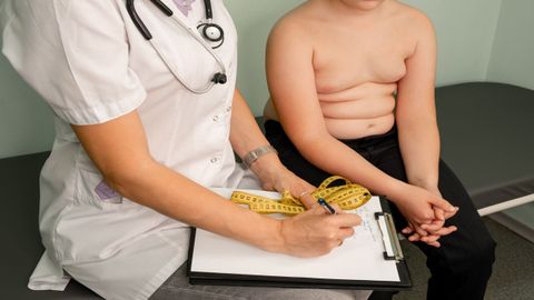 Niño con sobrepeso en la consulta con la nutricionista