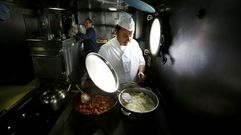 Jos� Luis Cervi�o, en las cocinas del �Golden Chicha�, barco en el que prev� jubilarse a finales de este a�o. 