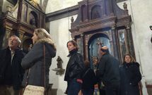 Visitantes ayer por la ma�ana en el interior del santuario de Nosa Se�ora da Virxe da Barca. 