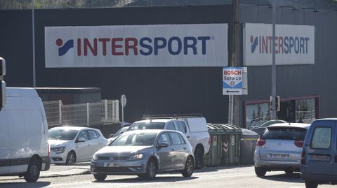 La nave de la empresa Intersport en Pontevedra, ubicada en la avenida de Lugo.