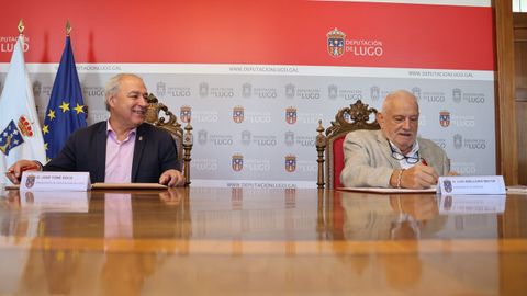 Luis Abelleira, el presidente de la asociacin provincial, firmando el convenio en la Deputacin