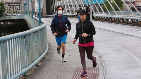 Gente caminando o corriendo por Pontevedra